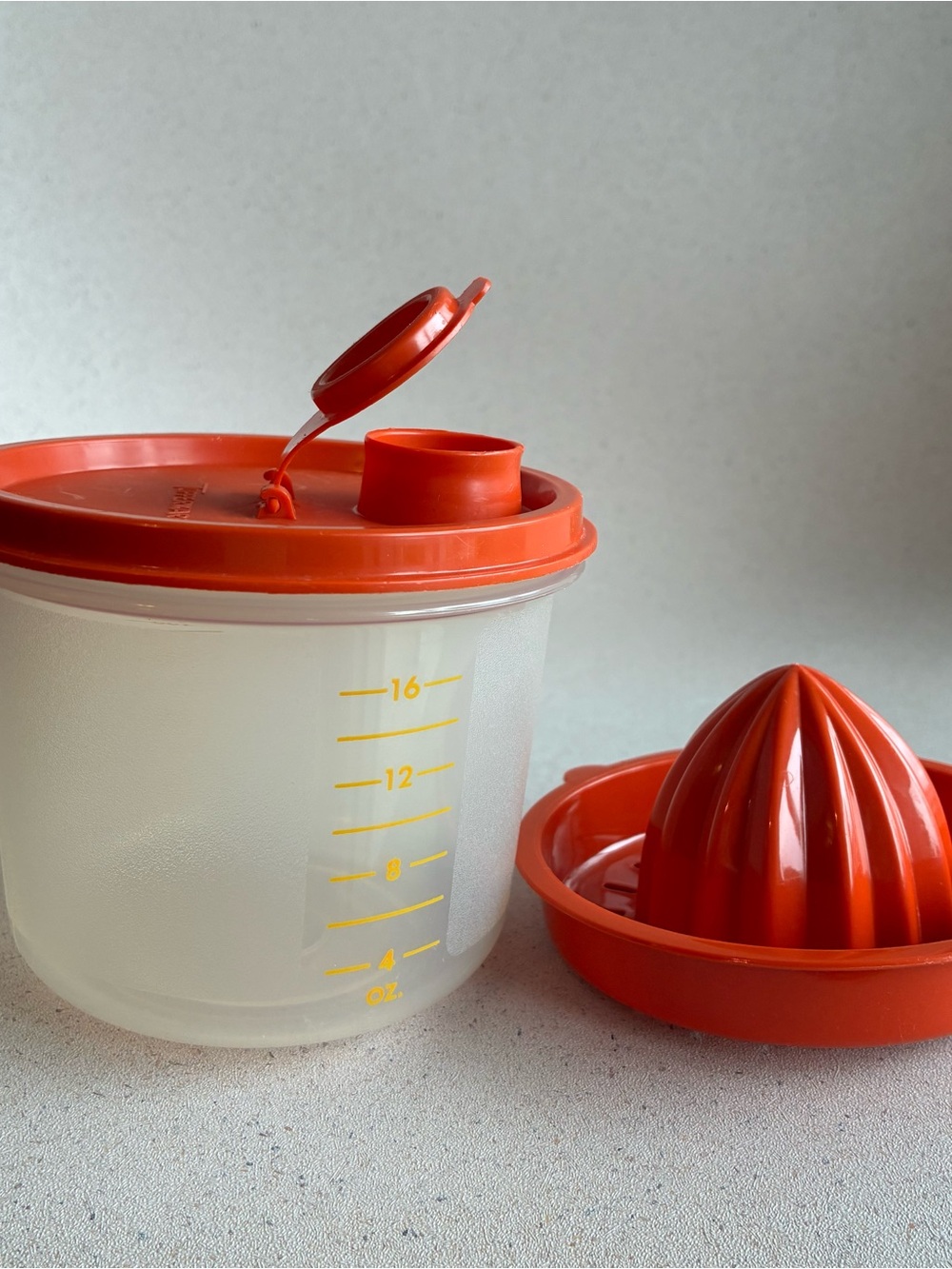 Tupperware Juicer With Bowl And Pour Spout Lid